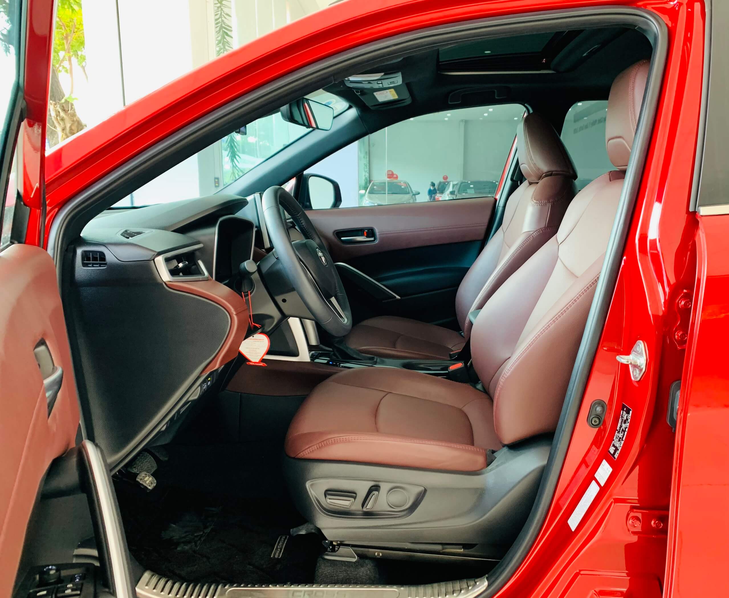 Nội thất màu đỏ xe Toyota Cross 2020
