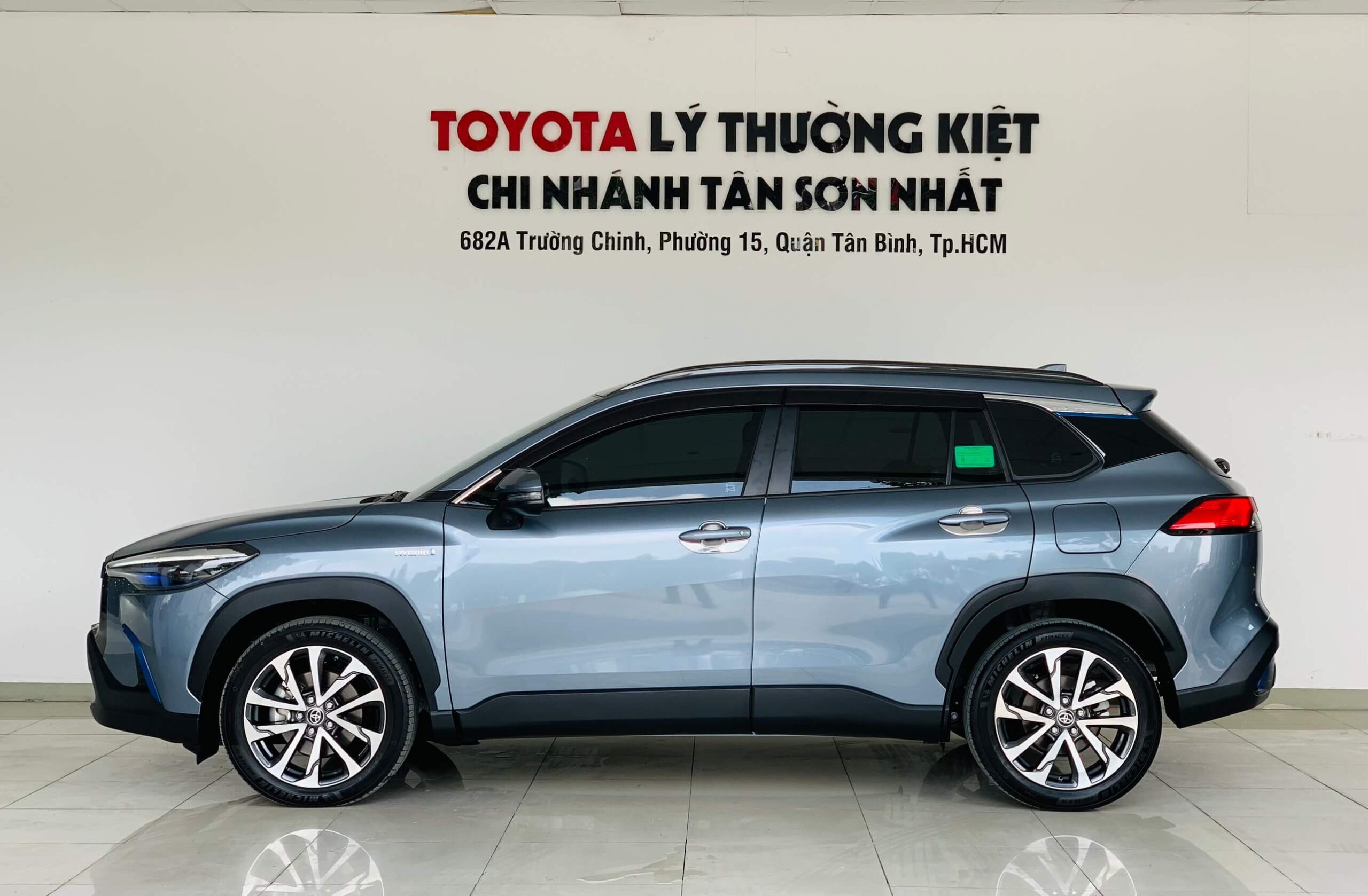 Thân xe Toyota Cross Hybrid 2020