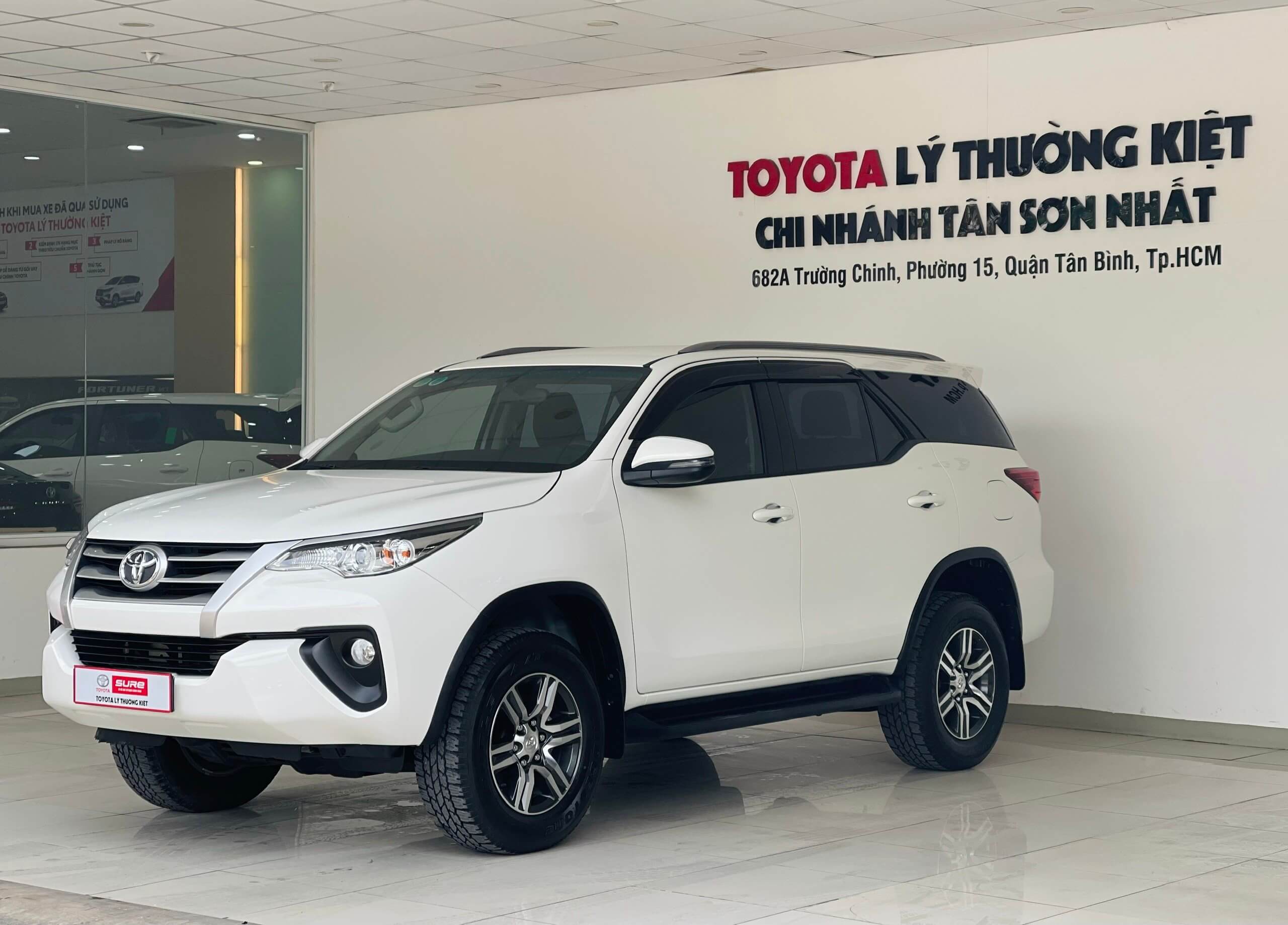 Toyota Fortuner 2.4 MT 2019 màu trắng