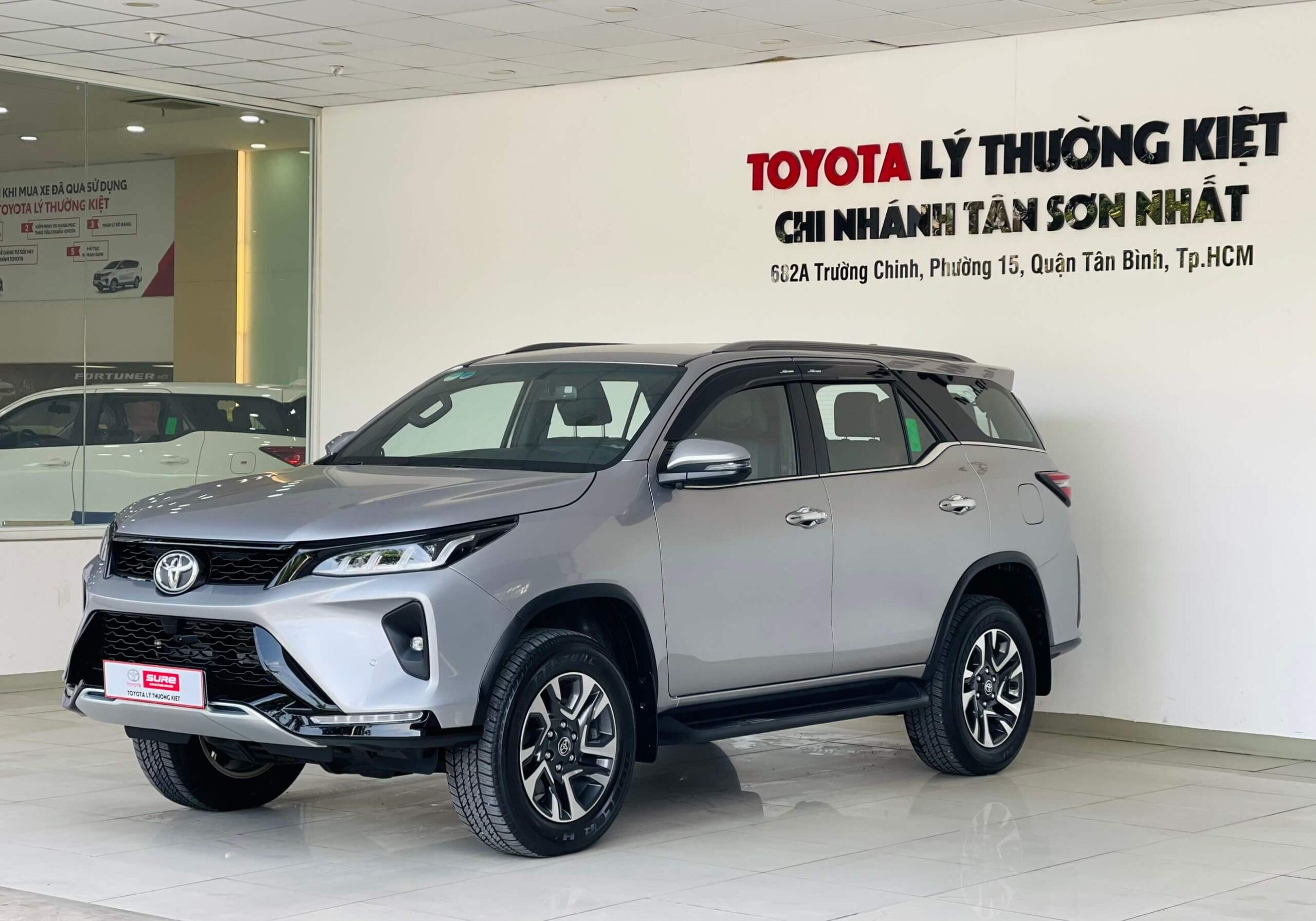 Xe Toyota Fortuner Legender 2020 màu bạc đã qua sử dụng