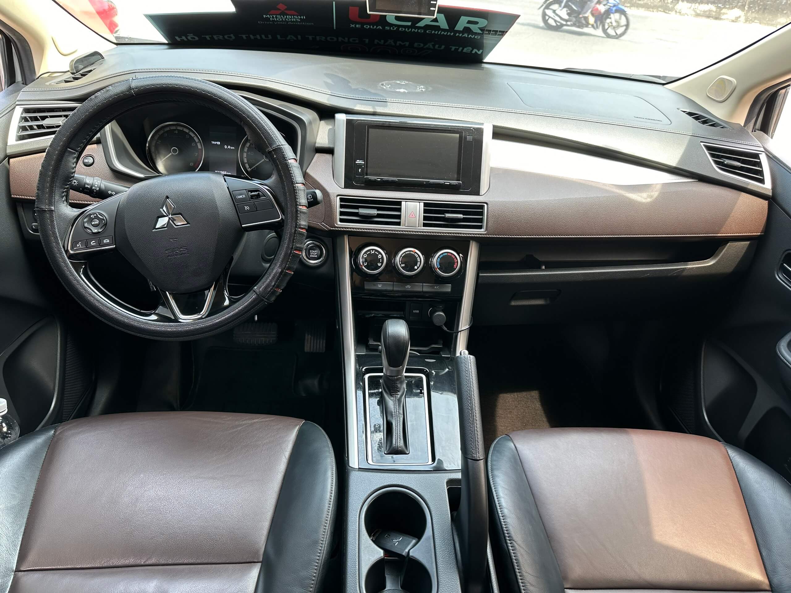 Khoang lái xe Xpander Cross 2020 màu bạc